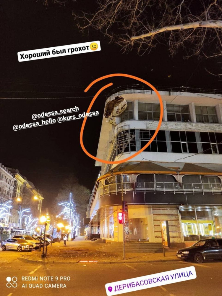 В Одессе рухнул карниз здания