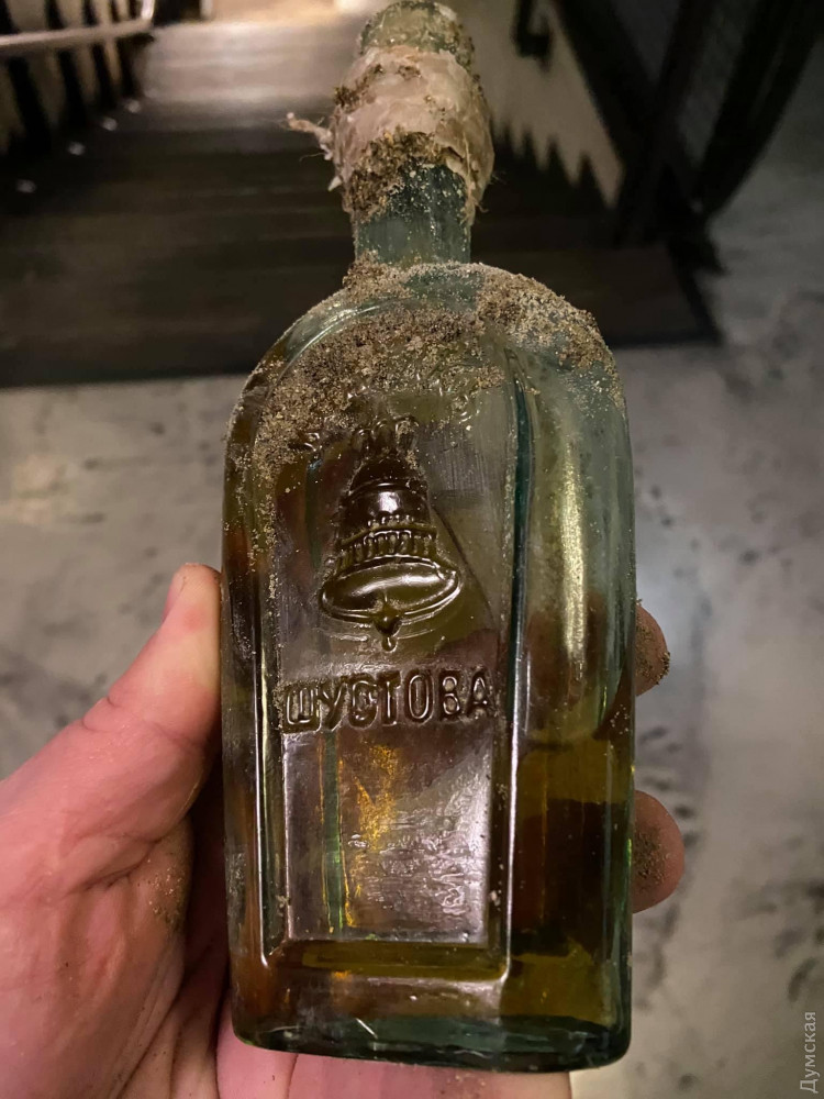 В Одессе нашли столетнюю бутылку коньяка. Фото: "Думская"